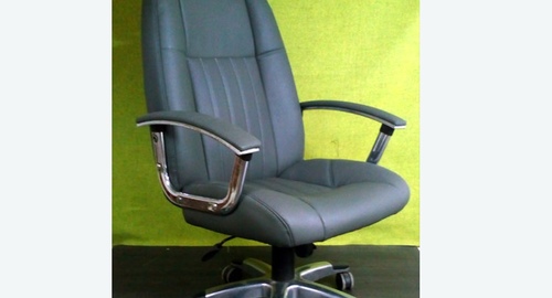 Перетяжка офисного кресла кожей. Буинск